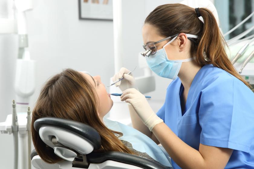 Dental hygienist (stock photo)